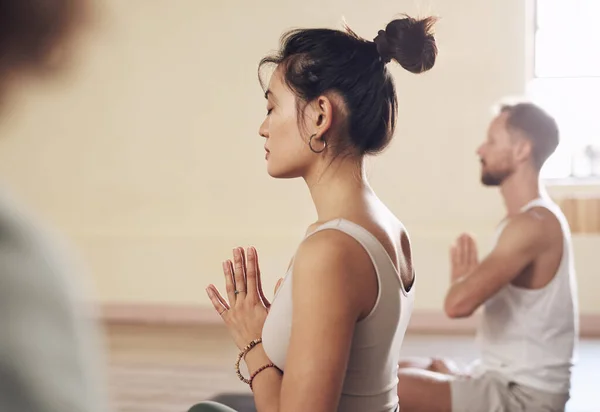 Yoga Helps Put Our Minds Ease Group Young People Meditating — Fotografia de Stock