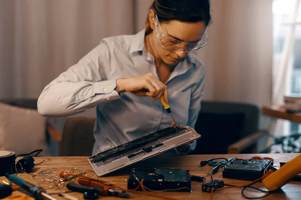 Tightening Few Loose Screws Attractive Young Female Computer Technician Repairing — Foto Stock