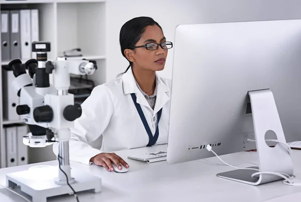 Science Reveals All Attractive Young Female Scientist Working Her Computer — Stockfoto