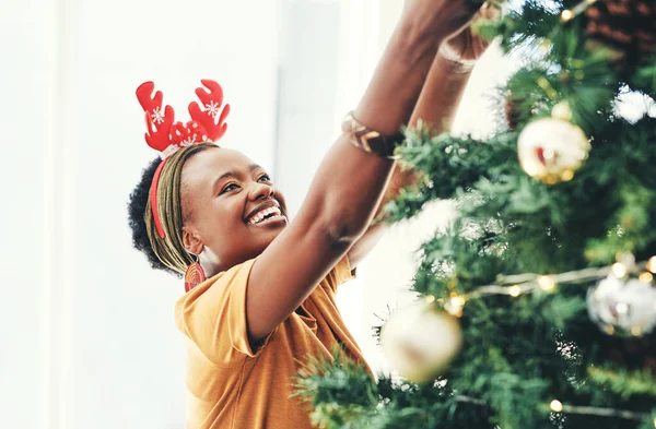 Nothing Gets You Spirit Decorating Tree Attractive Young Businesswoman Decorating — Foto de Stock