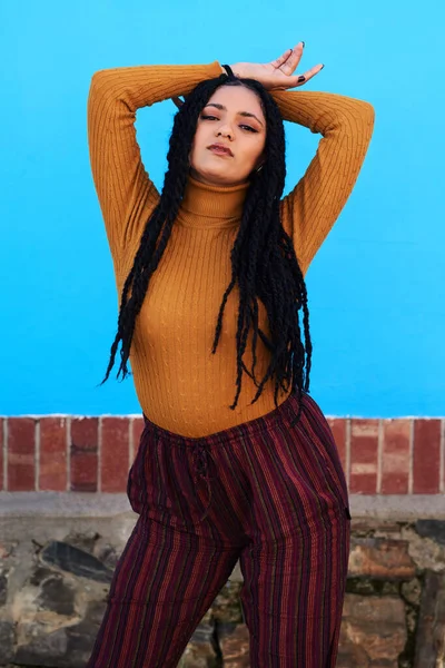 Сам Справлюсь Красивая Молодая Женщина Позирует Голубой Стены — стоковое фото