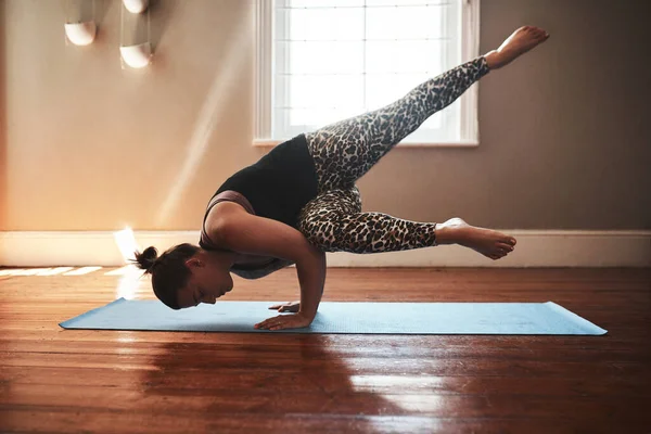 Building Fit Flexible Body Yoga Young Woman Practising Yoga Home — Fotografia de Stock
