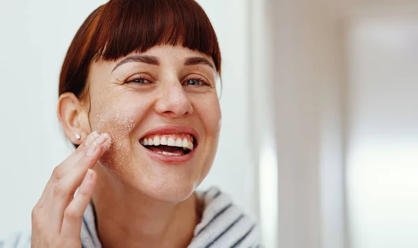 Sea Salt Never Disappoints Cropped Portrait Attractive Young Woman Smiling — Foto de Stock