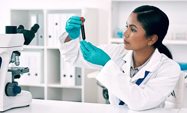 Need Find Out Whats Blood Attractive Young Female Scientist Inspecting — Stockfoto