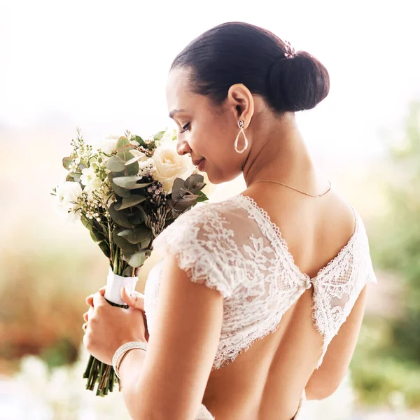 Scent Love Beautiful Young Bride Smelling Her Bouquet Flowers Outdoors — 图库照片