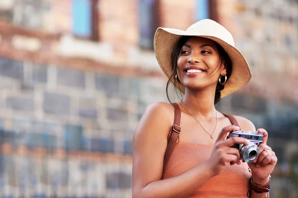 Pictures Always Remind Wonderful City Attractive Young Woman Taking Pictures — Foto Stock