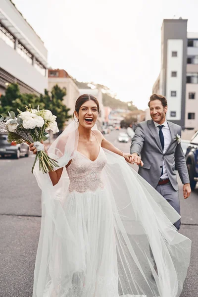 Bride Running Away Her Groom Beautiful Couple Out City Wedding — Stockfoto