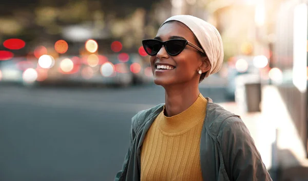 Spending Time Sunny City Attractive Young Woman Wearing Hijab Sunglasses — Foto Stock