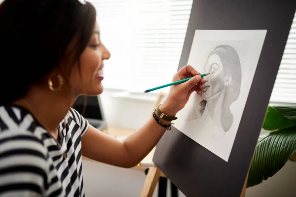 Picture Coming Out Exactly How Envisioned Attractive Young Artist Drawing — Foto de Stock