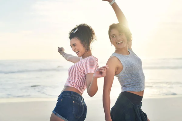 Make Most Summer Two Female Friends Spending Day Beach — Stok fotoğraf