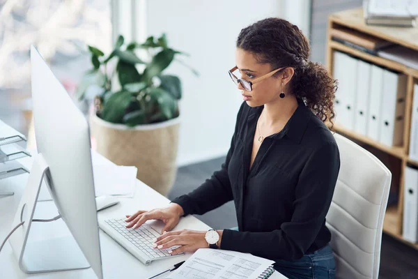 Staying Focused Right End High Angle Shot Young Businesswoman Working — Photo