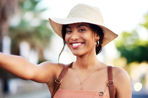 Always Look Best Vacation Portrait Attractive Young Woman Taking Selfies — Foto Stock