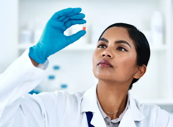 Looks Her Finest Work Yet Attractive Young Female Scientist Inspecting — Zdjęcie stockowe