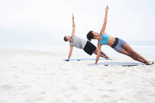 Leading More Active Lifestyle Together Young Man Woman Practising Yoga —  Fotos de Stock