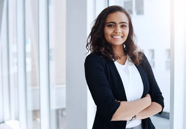 Confidence What Gets Success Portrait Young Businesswoman Standing Office — Stockfoto