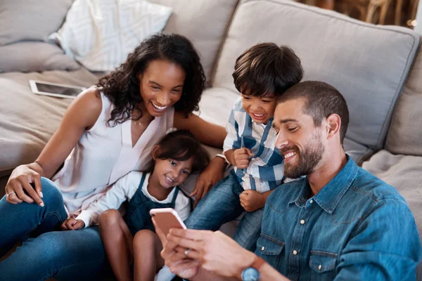 Does Everyone Approve Selfie Family Four Watching Something Cellphone — Stockfoto