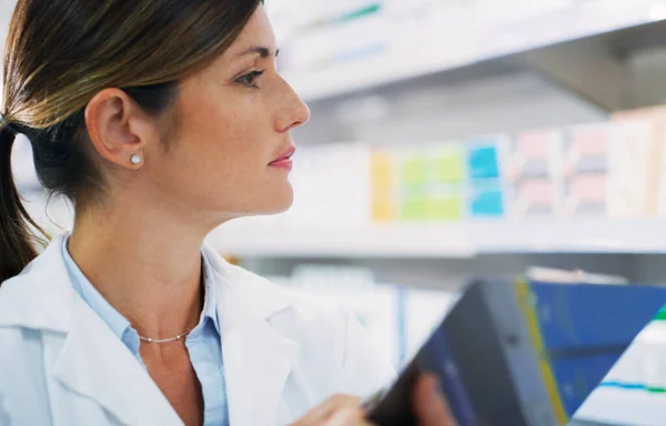 Doing Some Extra Research Female Pharmacist Working Chemist — Foto Stock