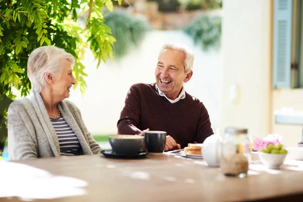 Theres Always Reason Smile You Affectionate Senior Couple Enjoying Meal — Stock Fotó