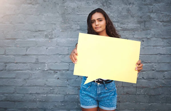 Have Something Important Say Portrait Young Woman Holding Speech Bubble — Stockfoto