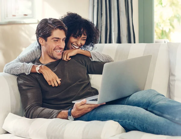 How Spend Our Weekends Affectionate Young Couple Using Laptop Together — Fotografia de Stock