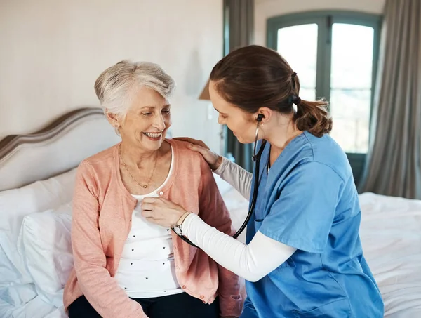 Her Favourite Doctor Does House Calls Senior Woman Getting Checkup — Stockfoto
