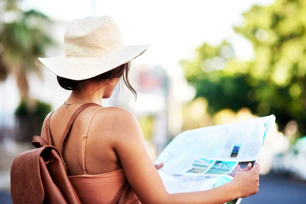 Finding Own Way City Rearview Shot Unrecognizable Woman Holding Map — Foto Stock