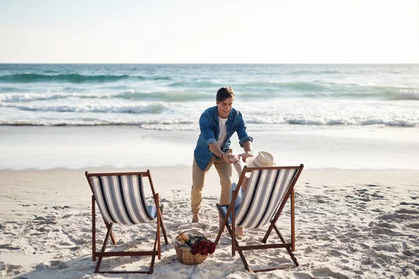 Пошли Намочим Ноги Rearview Shot Middle Aged Couple Sitting Beach — стоковое фото