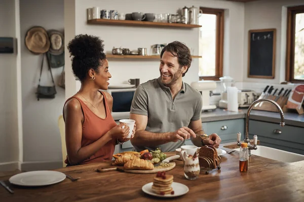 Its Looking Beautiful Day Affectionate Young Couple Having Breakfast Kitchen — Fotografia de Stock