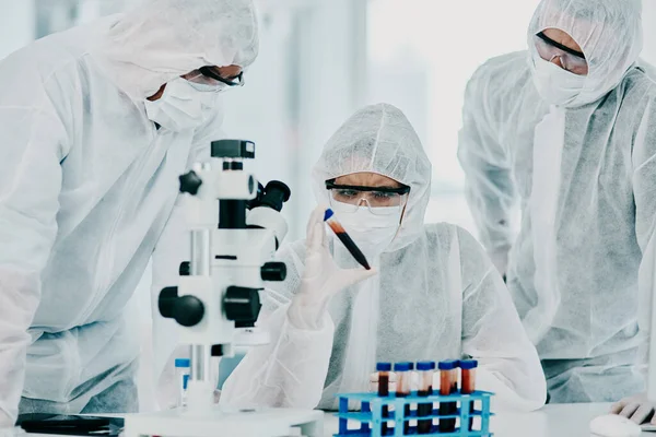 Group Scientists Conducting Medical Research Hazmat Suits Protective Gloves Coronavirus — Stockfoto