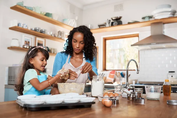 Baking Fun Rewarding Woman Baking Home Her Young Daughter — 图库照片