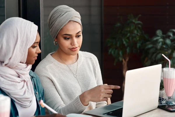 Changing Blog Bit Two Attractive Young Girlfriends Hijab Having Discussion — Stockfoto