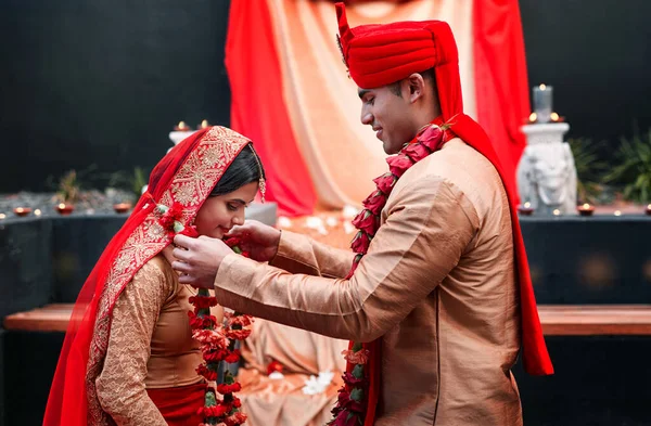 Garlands Represent Love Thats True Passionate Young Hindu Couple Wedding — Stockfoto
