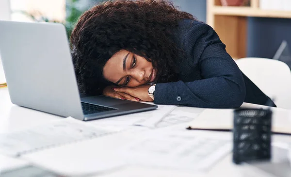 Its Time Call Day Young Businesswoman Sleeping Her Desk Modern — Foto de Stock