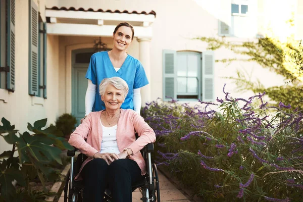 Life Changed Better She Came Young Female Nurse Senior Patient — Stok Foto