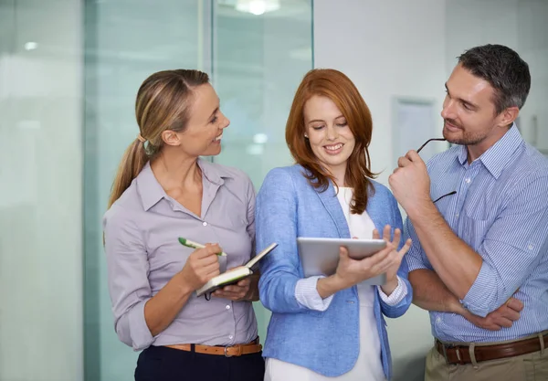 Team Leader Talking Planning Tablet Brainstorming Colleagues Sharing Vision Ideas — Foto Stock