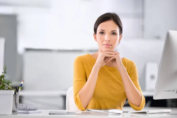 Serious Confident Ambitious Business Woman Sitting Her Desk While Resting — Stockfoto