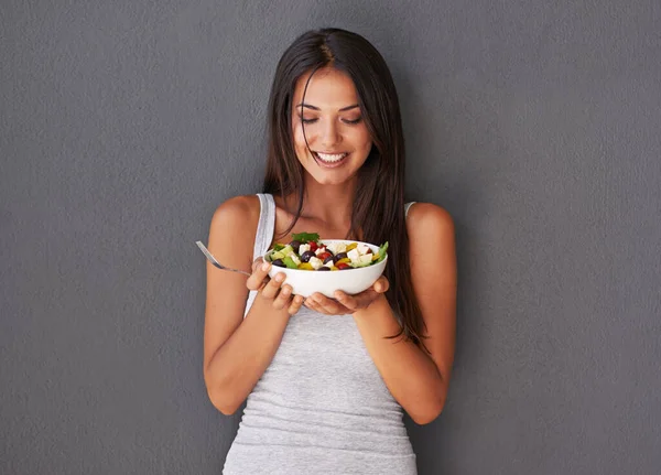 Healthy Young Female Eating Her Fresh Food Salad Bowl Smiling — Fotografia de Stock