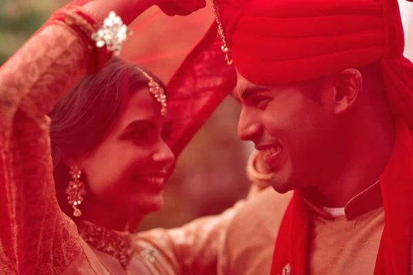 Love Everything Youve Got Young Hindu Couple Wedding Day — Photo