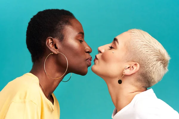 Best Friends Can Soulmates Too Studio Shot Two Young Women — Fotografia de Stock