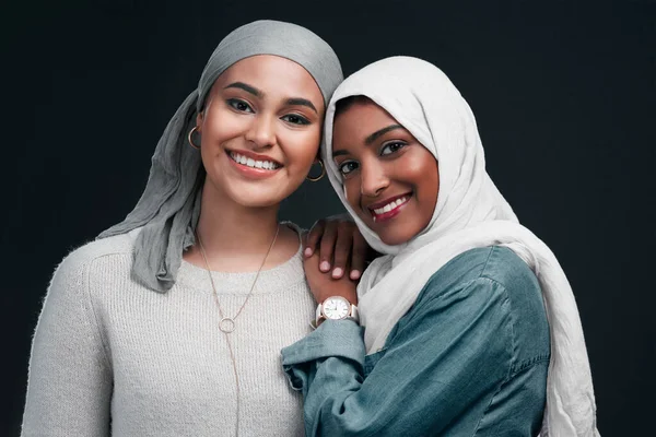 Muslim Proud Two Attractive Young Women Wearing Hijabs Standing Close — Fotografia de Stock