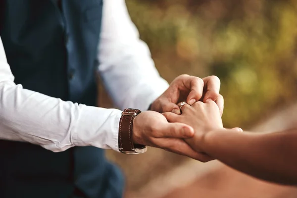 Token Love You Unrecognizable Man Putting Ring His Wifes Finger — Stock Photo, Image