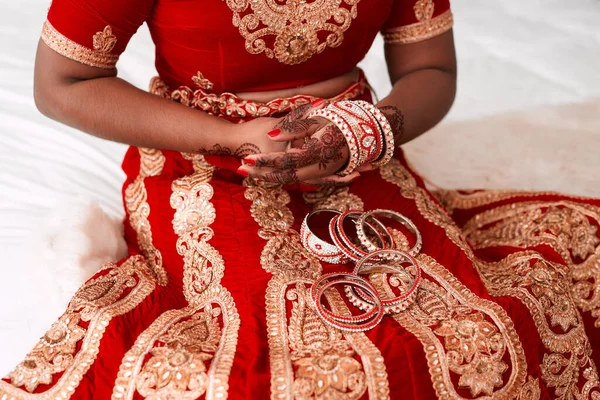 Putting Gracefulness Unrecognizable Bride Putting Her Bracelets Preparation Her Wedding — Stok fotoğraf