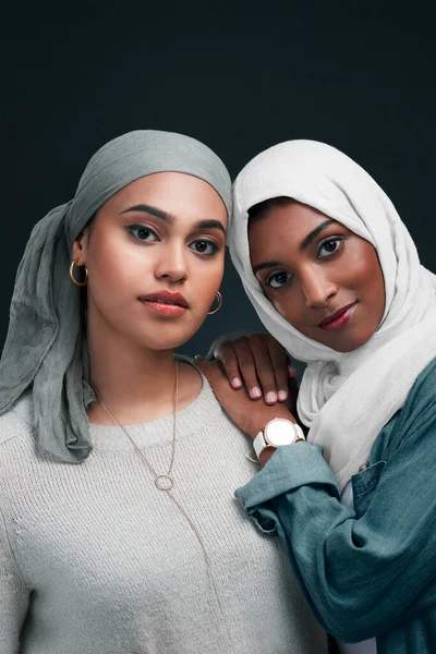Protecting Each Other Always Two Attractive Young Women Wearing Hijabs — ストック写真