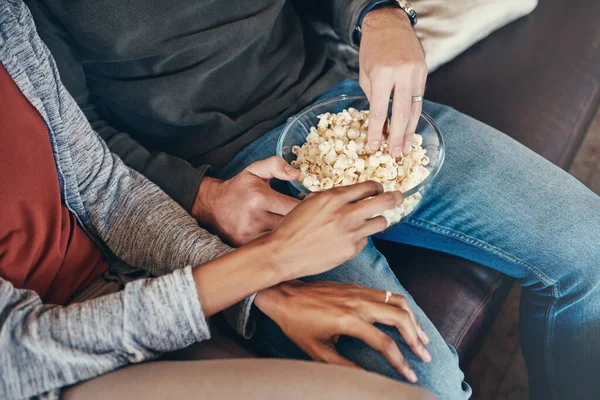 Were Couch Potatoes Weekend Unrecognizable Couple Eating Popcorn Together While — Foto Stock