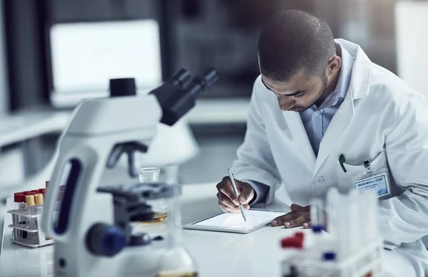 Scientist Researcher Medical Technician Writing Tablet Recording Information Results Lab — Stockfoto