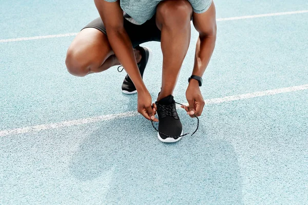 Definitely Dont Want Trip Track Unrecognizable Athlete Crouching Tying His — Foto de Stock
