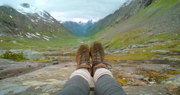Feet Carefree Woman Enjoying Landscape View Beautiful Valley While Hiking — 图库视频影像