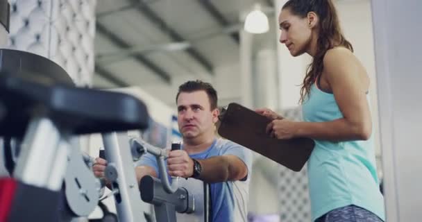 Здоровый Активный Тренирующий Сильный Мужчина Тренируется Тренажерном Зале Помощью Женщины — стоковое видео