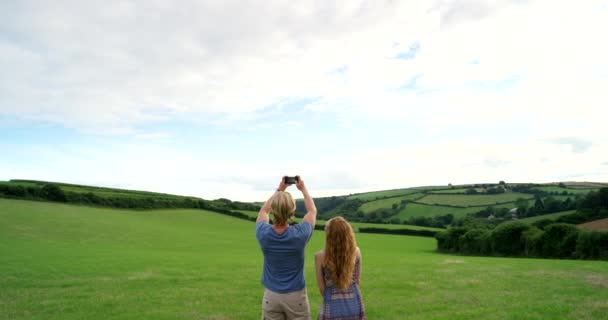 Love Young Couple Enjoying Relaxed Getaway Farm Field Beautiful Green — Stockvideo