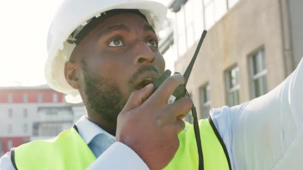 Engineer Supervisor Foreman Talking Walkie Talkie Radio Communication Construction Site — Stock video